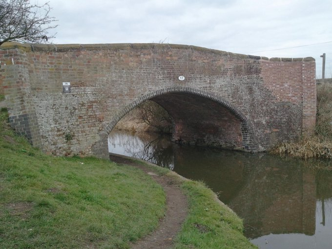 A photo of bridge 17 on the Trent & Mersey canal without the crack (from 2017.)